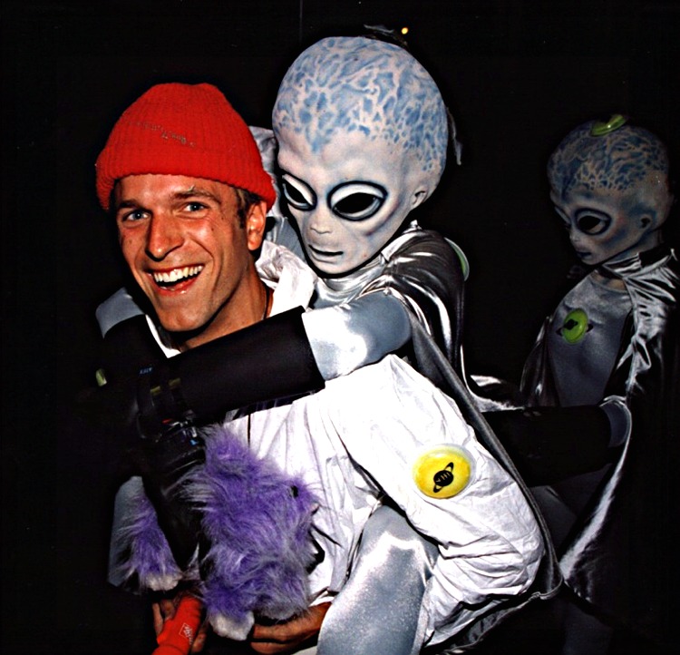 Alien_piggyback.jpg